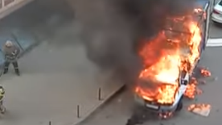 В Краснодаре во дворе жилого дома загорелась «Газель»