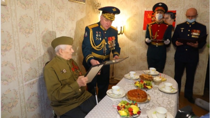 Потерявшаяся награда: В Ростове спустя 76 лет после Победы ветерану вручили боевой орден