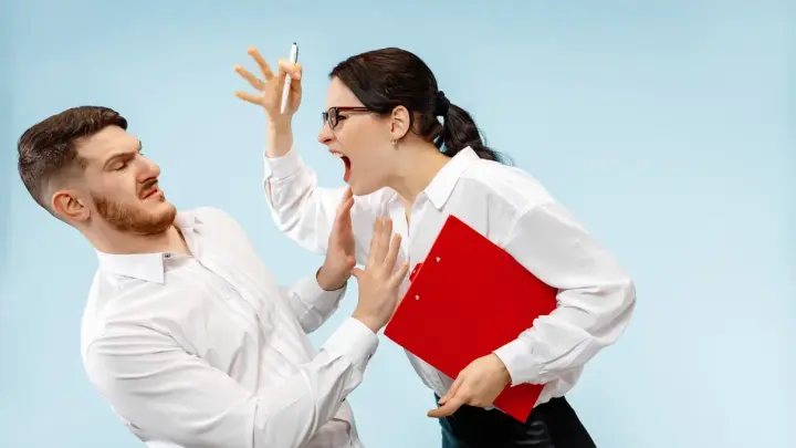 Суды начали приравнивать демонстрацию среднего пальца к оскорблению