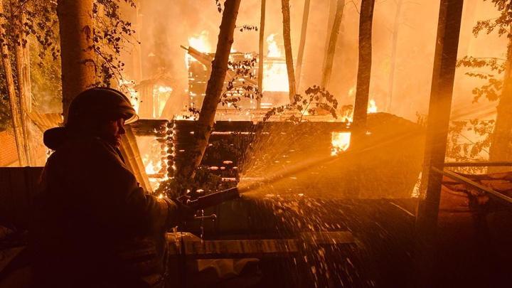 Появилось видео пожара в коттеджном поселке под Челябинском