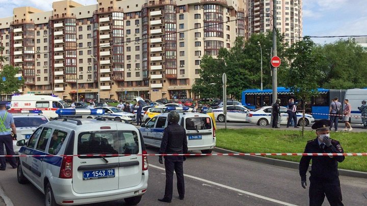 Стрелявший в упор по сотрудникам ДПС на Ленинском проспекте умер