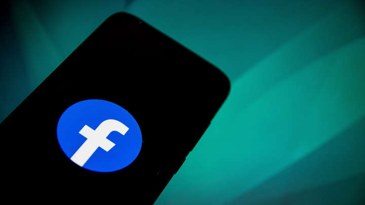 Соцсеть Facebook зацензурила евродепутата: Стало известно, чем не угодила Марин Ле Пен