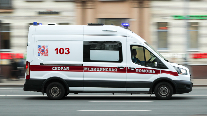 Двухлетний ребенок выпал из окна на третьем этаже в Свердловской области