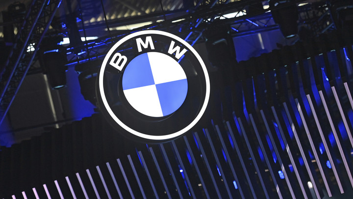 В Екатеринбурге на Шарташе бросили разбитый BMW с красивым номером