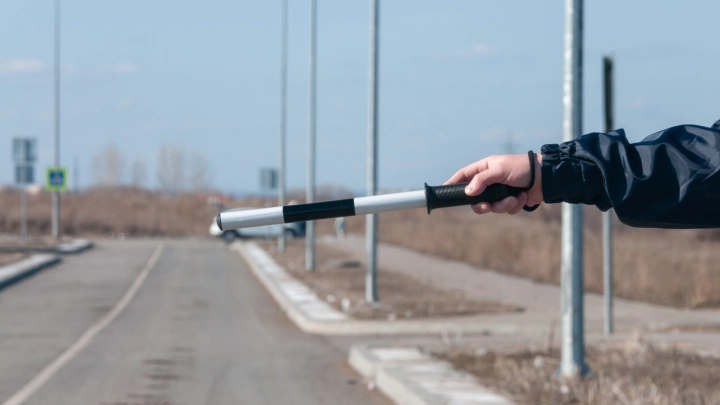 Без прав, но с клыками: нарушитель напал на инспектора ГАИ в Севастополе