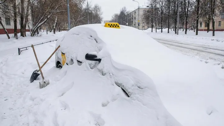 Жительница Балашихи закопала заблокировавшее её такси и попала на видео