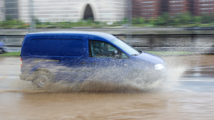 Улицы превратились в реки: Появились первые кадры наводнения в Сочи