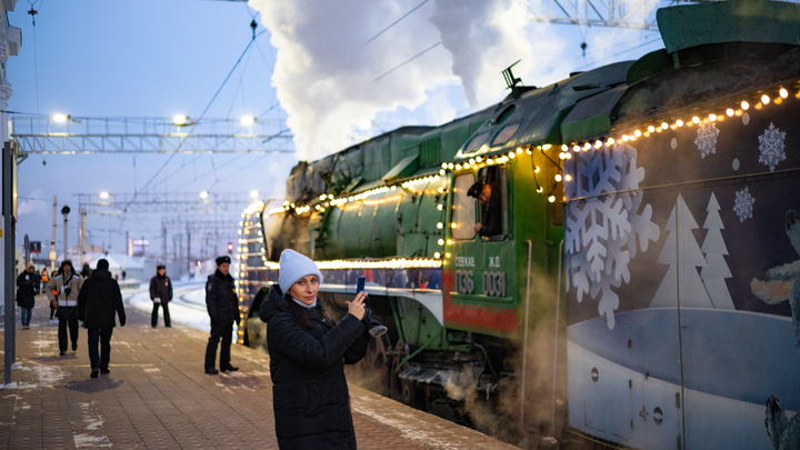В Челябинск впервые приехал поезд Деда Мороза. Как это было