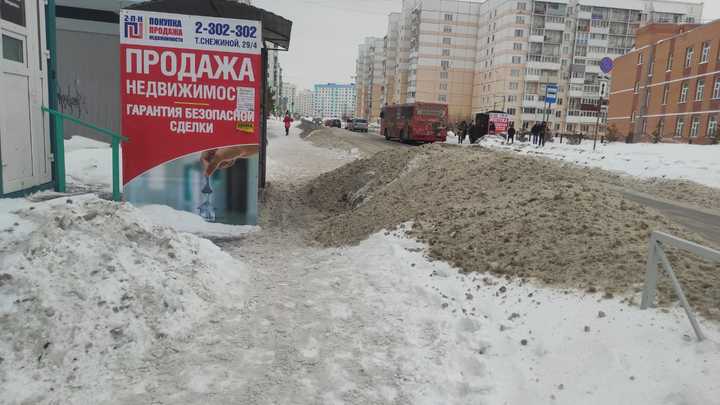 Остановку и тротуар в Плющихинском жилмассиве завалили убранным с дороги снегом
