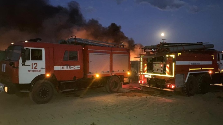 В Адыгее полыхает свалка ТБО