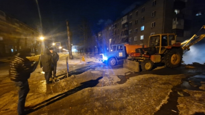В Омске 12-летняя девочка провалилась в яму с кипятком на глазах у подруги