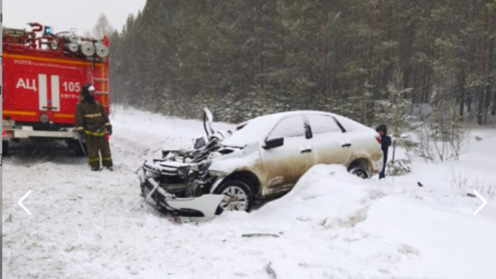 В лобовом ДТП с грузовиком в Новосибирской области погибли два человека