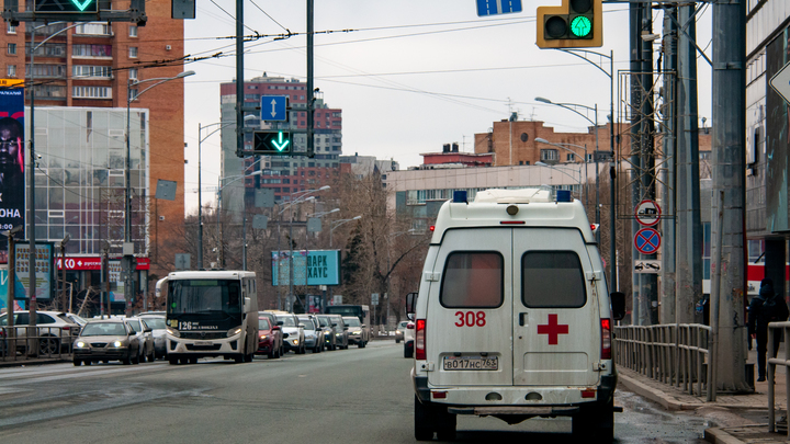 В Екатеринбурге на Уралмаше голый мужчина разгромил припаркованный автомобиль