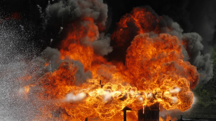 В Тульской области вспыхнул крупный пожар на заводе Пластик: К ликвидации возгорания приступили восемь расчётов