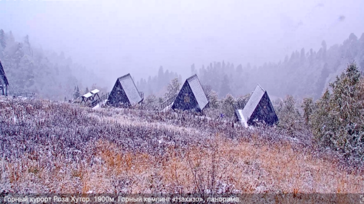 В горах Сочи вторые сутки метёт снег