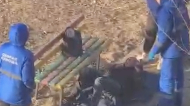 В Волгограде фельдшеры скорой отпинали спящего на улице мужчину