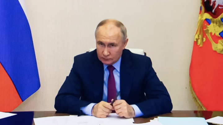 Давно Путин не был таким злым: Дугин считал эмоции президента во время заседания Совбеза по Курску. Народ ждёт серьёзных решений