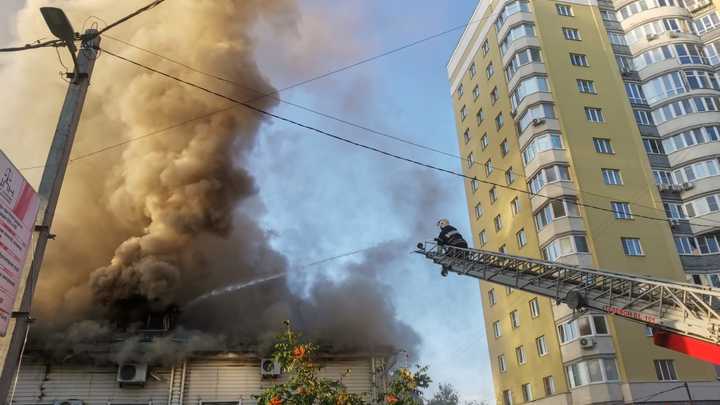 В центре Владимира на Садовой горит трехэтажное офисное здание