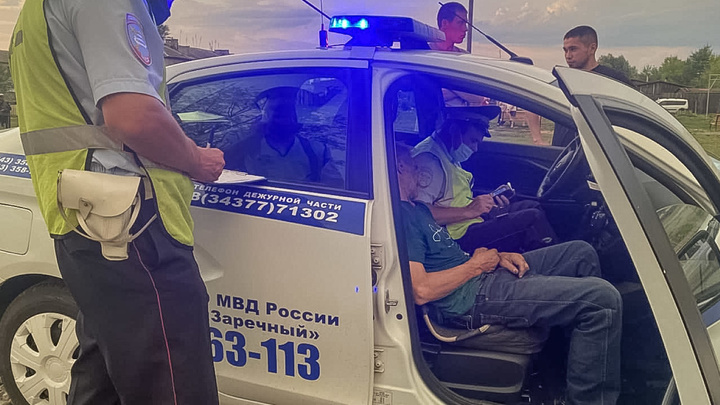 Пьяный водитель 50 метров протащил ребенка под днищем машины на Урале
