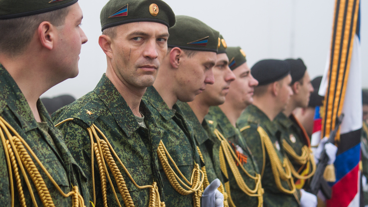 Отказ директора омской школы повесить памятную доску в честь бойца СВО обернулся скандалом
