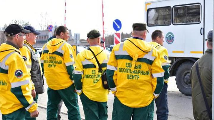 Пожарные-парашютисты из Архангельска отправились бороться с природной стихией на Урал