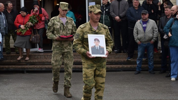 В Курганской области простились с росгвардейцем, погибшим на Украине