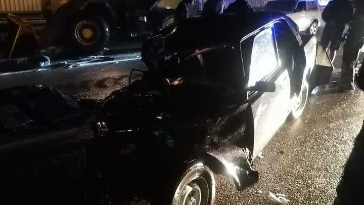 В Сочи спасатели вытащили мужчину, зажатого в машине после ДТП