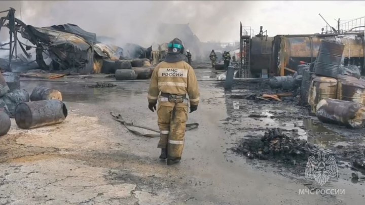 Огонь потушили на крупном пожаре в промзоне Дзержинска: жертв и пострадавших нет