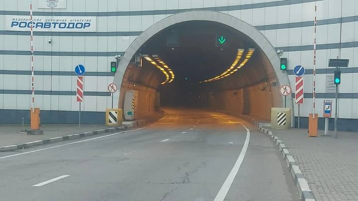 В Сочи загоревшийся автомобиль парализовал движение в тоннеле