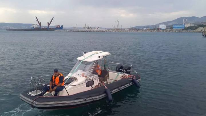 В Новороссийске спасатели пришли на помощь двум туристов, которых унесло в море