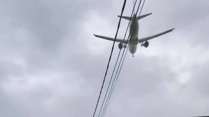 В Сочи самолёт не смог приземлится с первого раза из-за ливня и ураганного ветра