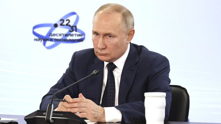 Регион неспокойный: Песков раскрыл детали сопровождения самолёта Путина истребителями Су-35