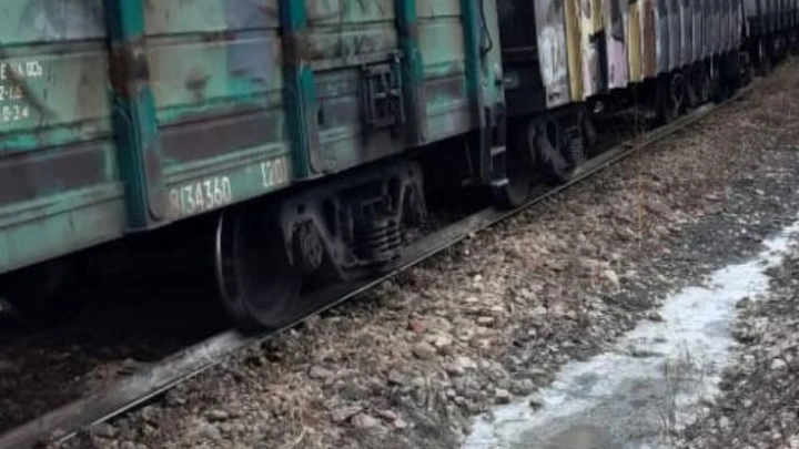 В Красноярском крае сошли с путей 10 вагонов с углем, следователи начали проверку