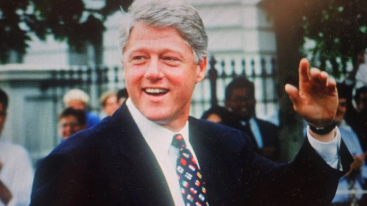 Насиловал детей, унижал Ельцина, воспитывал Москву: Допрос Клинтона депутат Попов описал именно так