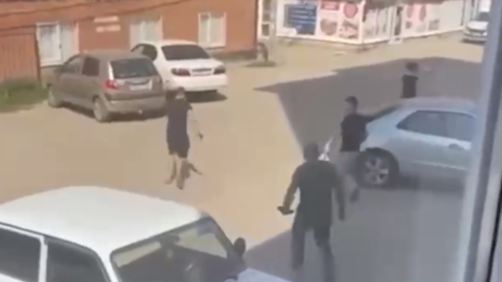 В Краснодаре мужчина с ножом набросился на двух человек из-за просьбы вызвать такси