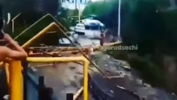 В Сочи упал строительный кран – Соцсети