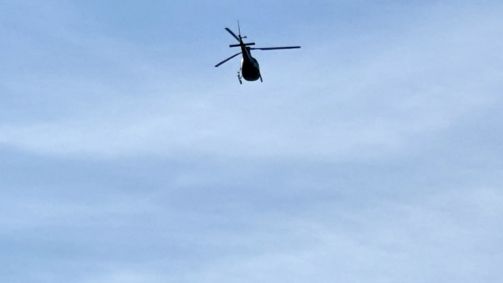 Вертолет сбросил бетонную балку около жилых домов в Сочи