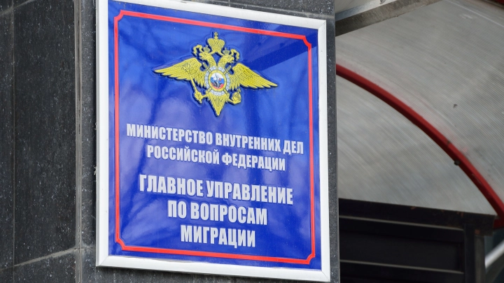 Появились кадры диалога мигранта и сотрудника московского военкомата