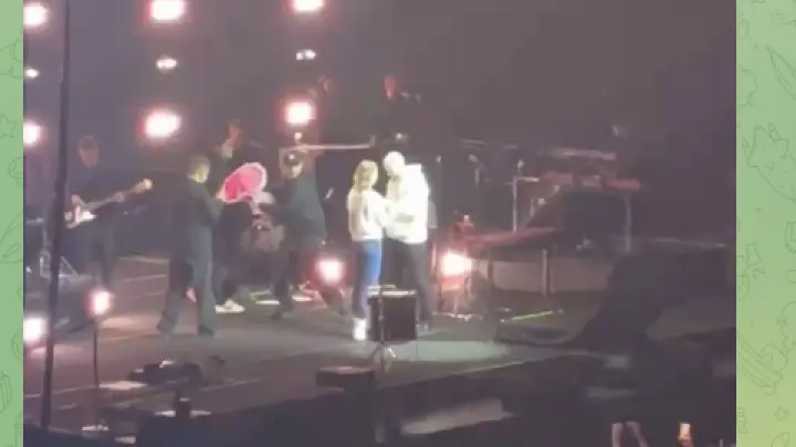 Баста подарил букет чужой невесте в Челябинске