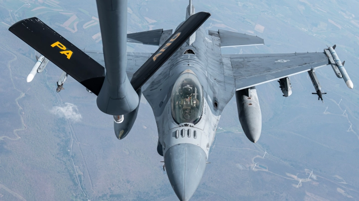 Военкоры назвали три версии причин крушения украинского F-16