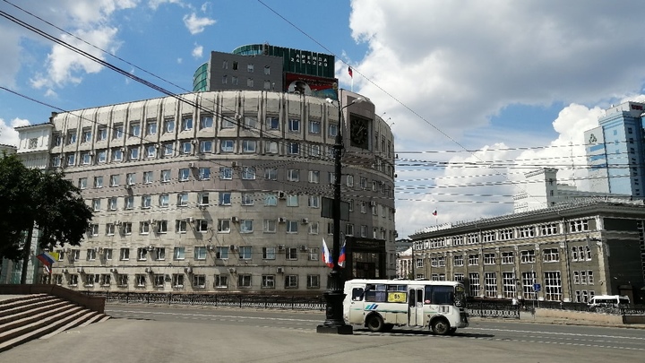 Иномарка снесла чугунное ограждение в центре Челябинска