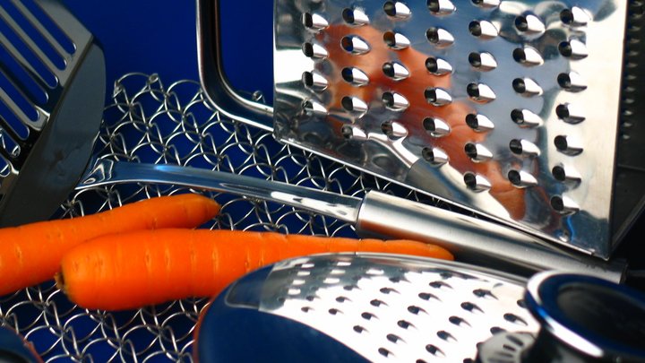 Неожиданное применение советской тёрки: Зачем нужна сторона с колючками?