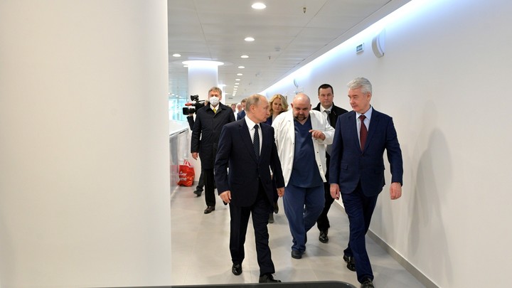 Путин на фото ненастоящий? Гозман предположил, что визит президента в Коммунарку был постановочным