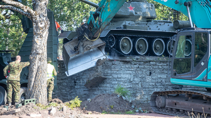 Эстония получила тонкий намёк из Москвы после сноса танка-памятника Т-34: Убрали?