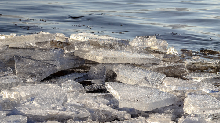 Вмерзшую в лед 80-летнюю бабушку нашли в Москве-реке