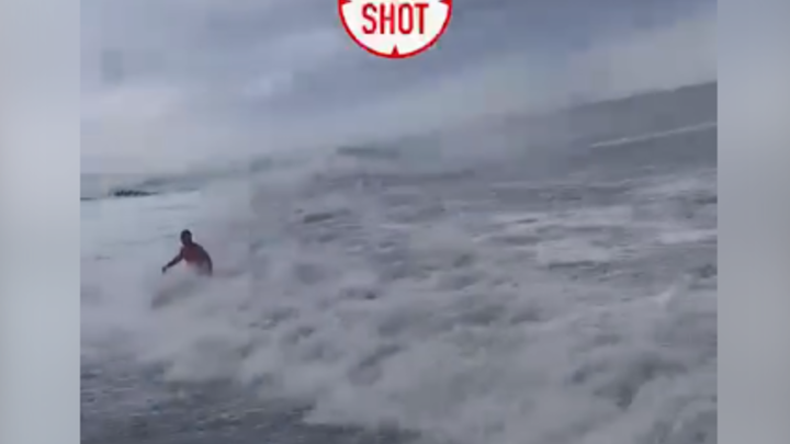 Наплевал на запрет: В Сочи во время сильного шторма утопающего вытащили на берег