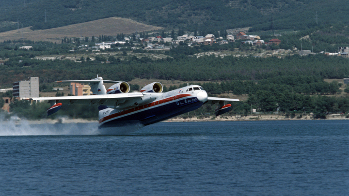 Не выжил никто: В Минобороны уточнили, кто был на борту рухнувшего Бе-200