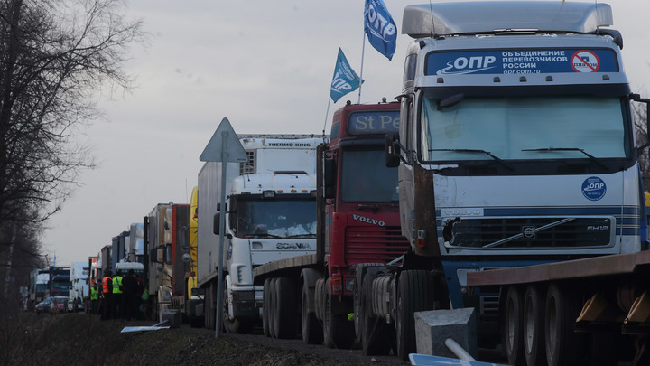 COVID или обычный конфликт? Что стало причиной столпотворения грузовиков на границе с Китаем