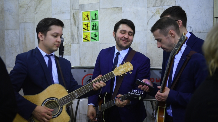 Полиция задержала музыкантов в метро на площади Маркса в Новосибирске