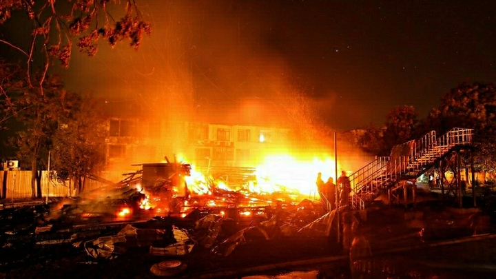 В Сочи на оптовым рынке сгорел торговый павильон